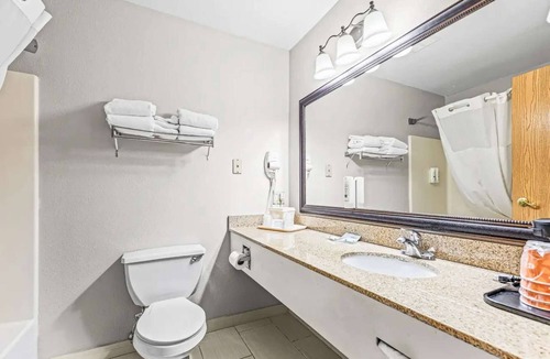 Glenwood Springs Hotel | Near Glenwood Hot Springs Pool + Breakfast & Pool