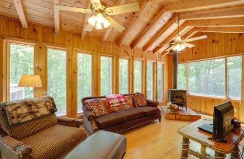 Vein Mountain House | Near Hiking! Couple's Retreat w/Hot Tub in Marion