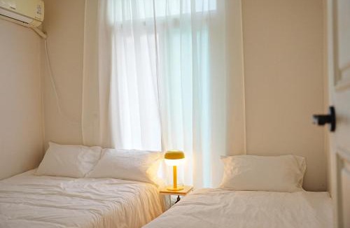 Jamsil-dong Apartment | Near Lotte World, KSPO DOME, COEX, Olympic Park, 2 Rooms, 2 Queen beds, 1 super single bed, 5 people