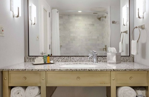 Historic Downtown Savannah Hotel | Near River Street | Rooftop Pool. Bar + Dining