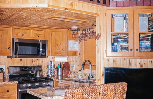 Tahoe Valley Cabin | Near Ski Slopes - Pet Friendly - Kitchen