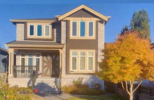 Burnaby House | Near Skytrain and QUIET Private Bedroom Ensuite BathRM, Free Wifi & Coffee, Cozy