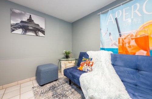 Grandview-Woodland House | Near Skytrain only 10 mins 2 stops away from nearby stadium with Free Parking and Full Kitchen