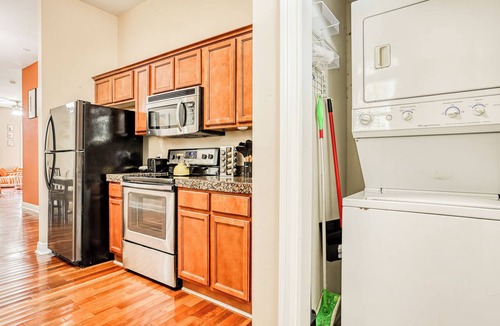Metropolitan Apartment | Near Starland & River St - Private Patio & BBQ - Parking