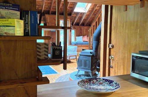 Glendale House | Near Stockbridge Bowl in Wooded surround - Rent monthly- Cozy, Quiet, Scenic.