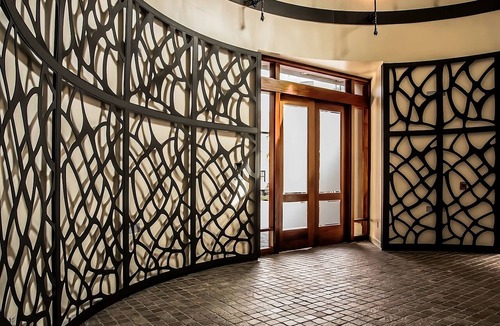 San Jose Hotel | Near the Municipal Rose Garden in San Jose! Valet Parking, Swimming Pool!
