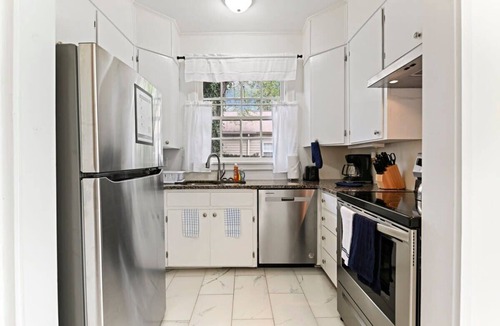 Montgomery House | Near University & Dining- Garden District Dwelling