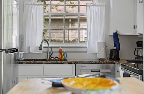 Montgomery House | Near University & Dining- Garden District Dwelling