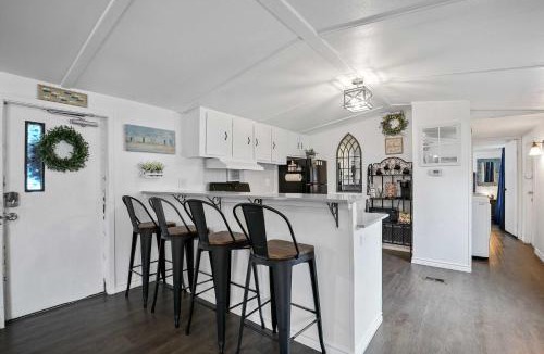 Lake Dallas House | Near Water: Lake Dallas Home w/Furnished Patio!