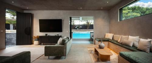 Roble Villa | Nebulae - Water Cube Suite & YogaDeck