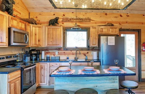 Whittier Cabin | Need some Relaxation? WCU. HOT TUB & Robes! DOG friendly, Views! Near Casino
