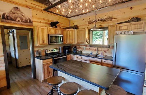 Whittier Cabin | Need some Relaxation? WCU. HOT TUB & Robes! DOG friendly, Views! Near Casino