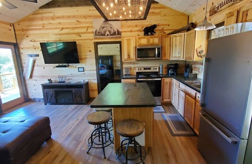 Whittier Cabin | Need some Relaxation? WCU. HOT TUB & Robes! DOG friendly, Views! Near Casino