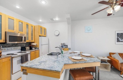 Belltown Apartment | Needle's Edge - 99 Walkscore!