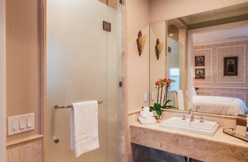 Lower Pacific Heights Hotel | Neighbourgood Sutter Mansion
