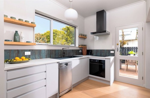 Nelson House | Nelson Bridge House - Modern, Clean, Quiet - Only Steps from CBD