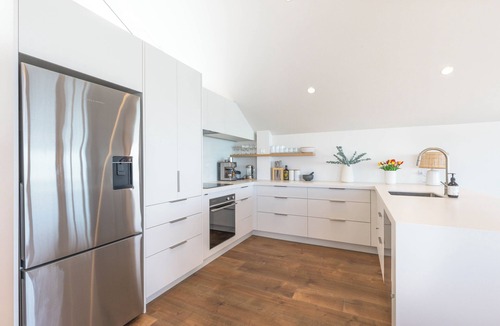 Stepneyville Apartment | Nelson Waterfront Apartment, Stunning Harbour Views, Walk to Beach & Restaurants