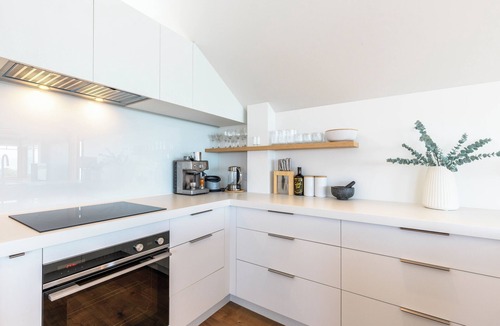 Stepneyville Apartment | Nelson Waterfront Apartment, Stunning Harbour Views, Walk to Beach & Restaurants