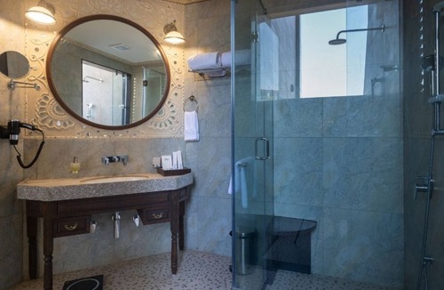 Petlad Hotel | Neonz Resort & Club