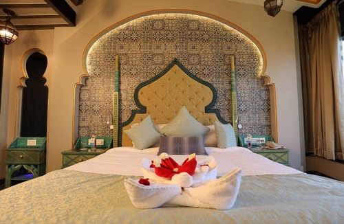 Petlad Hotel | Neonz Resort & Club