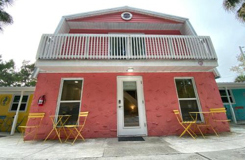 Weeki Wachee Gardens Hotel | Neptune's Grotto Old Florida Adventure Retreat