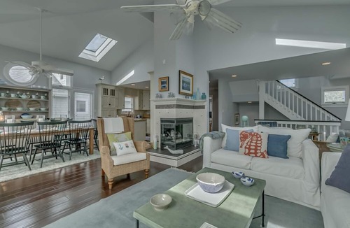Avalon House | Nestled in a quiet part of town; close to recreation and a beautiful beach on 8th Street