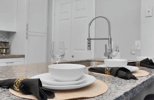 Central Southwest Apartment | Neutral Comfort-1 Bedroom Apt Near Downtown, Med Center, & NRG- Gym- Pool
