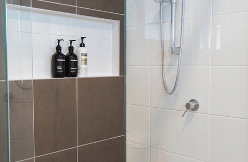 Wynnum Apartment | New 1 bedroom micro apartment for 2
