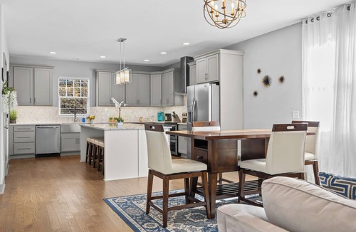 Historic Waverly House | NEW! 10 min to Broadway! Welcome to Waverly Whimsy