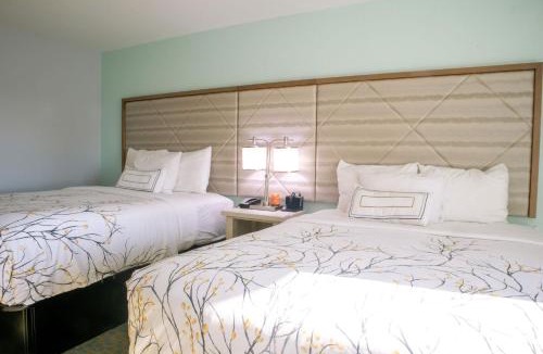 Kill Devil Hills Hotel | NEW 2026-Ocean Sands Beach Boutique Inn-24Hr Sauna and Salt-Mineral Pool-Free Beach Bikes and Famous Beach-Fresh Baked Cookies-Popcorn-In Room Bathrobes-Sunscreen-65 Inch TVsNetflix-Bedside Candy-Free Laundry- 4 Grand Black Beds-Call & Save-1-252-AHA-SAND
