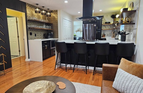 Taylor House | New! 2BD-Home with FAST Wi-Fi & FREE Parking!