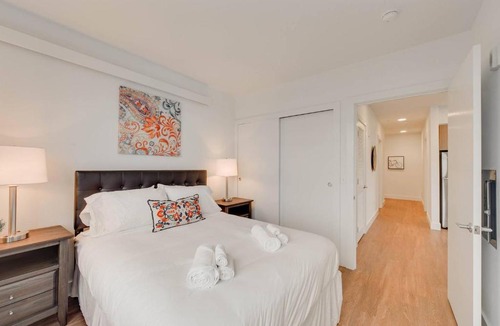 Uptown Apartment | New 2br in Great Portland Neighborhood
