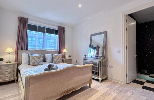 Angel Apartment | NEW 3-Bedroom King's Cross Penthouse with Balcony, Free WiFi and lift access near St Pancras International, Angel, Islington by Staylio London