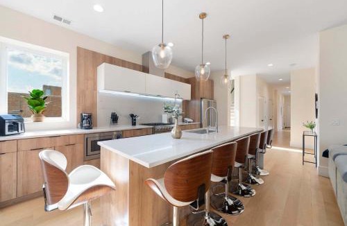 Near West Side Apartment | New 3Bed 2Bath Condo with Parking by United Center