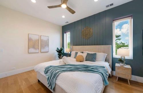 Near West Side Apartment | New 3Bed 2Bath Condo with Parking by United Center