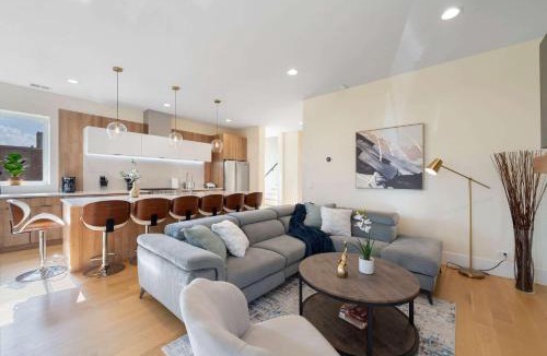 Near West Side Apartment | New 3Bed 2Bath Condo with Parking by United Center