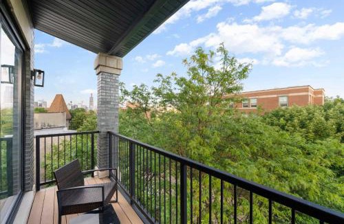 Near West Side Apartment | New 3Bed 2Bath Condo with Parking by United Center