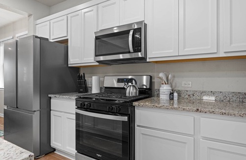 Elgin House | New 3BR 2BA Home in Elgin-Pool, Patio, Office