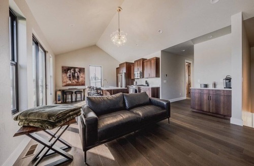 Lakeside Condo | New 3BR/3BA Condo Steps from Flathead Lake