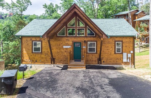 Gatlinburg Apartment | New 3BR Hot Tub Game Room 3 King Suites