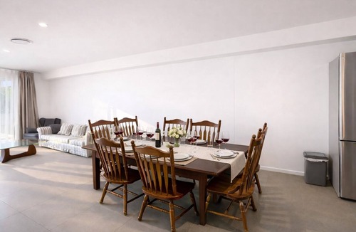 Taringa House | New 4BR 3Bath Duplex/Train station/Modern Comfort