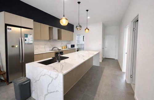 Taringa House | New 4BR 3Bath Duplex/Train station/Modern Comfort