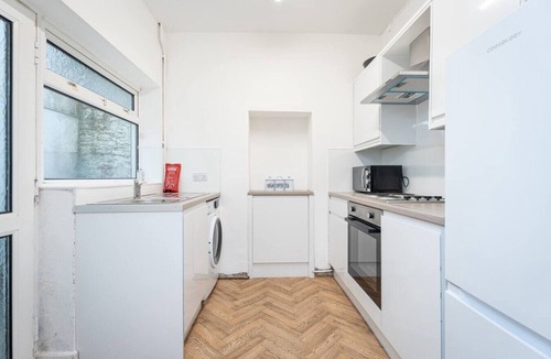 Castle Apartment | NEW! 4BR Home with Patio | Near Swansea Centre