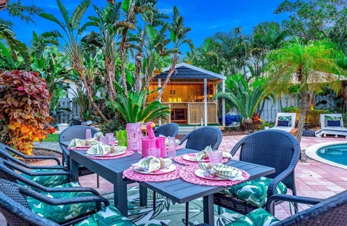 Central Corals House | NEW! 5 BED/5 MIN TO BEACH/HTD POOL/HOT TUB/BAR