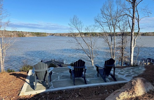 Macon House | New 5-bedroom lake front home w/dual masters, dock, fire pit, paddle boards