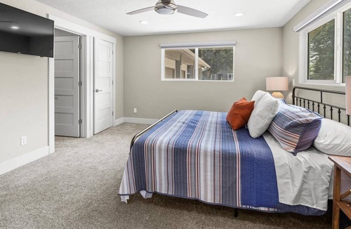 Eagle House | NEW! 5 min to Downtown Eagle! Dreamy Kitchen | Private Pasture | Spacious with 2 Living Rooms