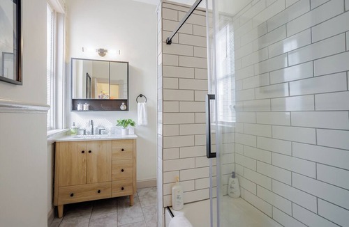 Walnut Hills House | New-5BR Downtown Sleeps 15 - Game Room - Parking