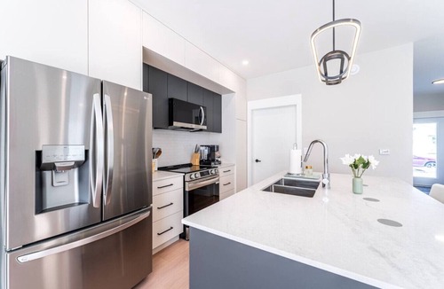 Halifax House | NEW 5BR Luxury |2 Kitchens | Deck, Fireplace & BBQ