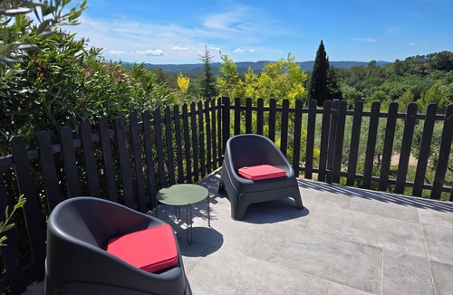 Cotignac Apartment | NEW accommodation, panoramic view, overflowing swimming pool, beautiful village