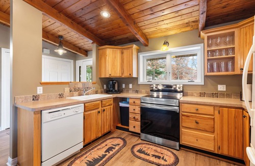 Breezy Point Cabin | NEW! All Season Hot Tub, Fire Pit, Golf Course, Breezy Point